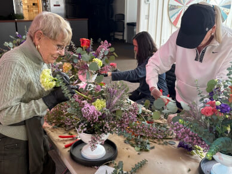 Floral Design Workshop: Crafting Elegant Arrangements for Teams - Gallery image